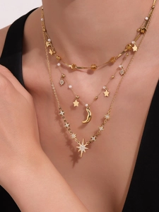 Dettaglio della collana a tre strati placcata oro 18K con ciondoli a stella e luna