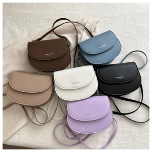 Sacs bandoulière demi-lune minimalistes en similicuir PU déclinés en six coloris unis
