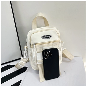 Detail van de mini crème nylon schoudertas met fashionlabel en gesp van de weving