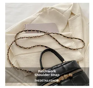 Détail du sac seau matelassé avec bandoulière en chaîne dorée et double zip