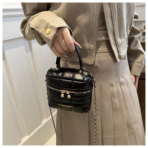 Détails du sac seau noir matelassé avec bandoulière chaîne dorée et poignée chic