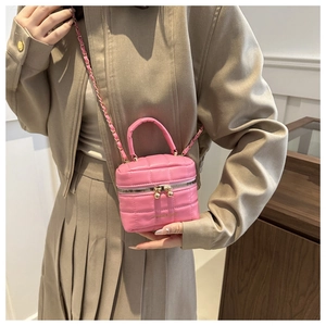 Mini sac matelassé rose avec double fermeture éclair dorée et bandoulière sur mannequin
