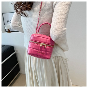 Détail du sac à bandoulière matelassé rose avec chaîne dorée et double zip