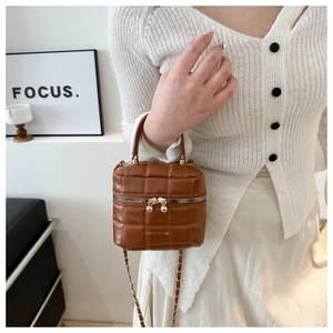 Sac seau matelassé marron avec chaîne dorée et poignée pour un porté polyvalent