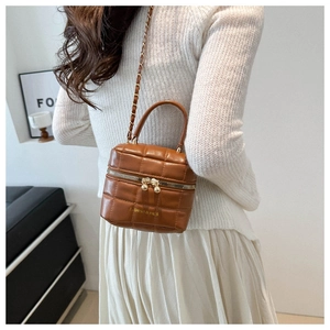 Sac seau matelassé marron en forme de boîte avec bandoulière chaîne dorée et double zip