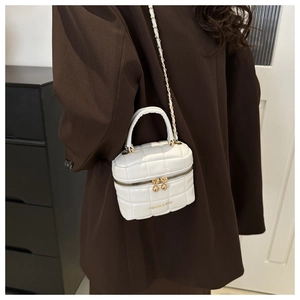 Détail du sac à main matelassé blanc en simili cuir avec bandoulière chaîne et dorures