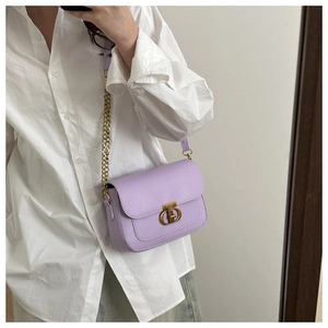 Sac bandoulière chic en cuir lavande avec chaîne dorée et fermoir métallique