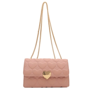Sac bandoulière rose matelassé en cœurs avec fermoir doré et bandoulière chaîne