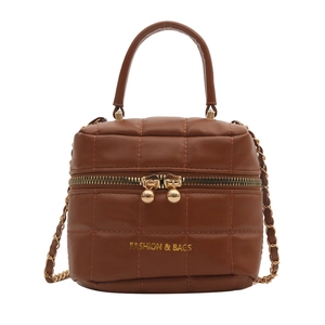Sac seau matelassé en cuir marron avec bandoulière chaîne dorée et poignée chic