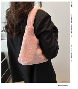 Gros plan sur la texture peluche rose doux et la poignée solide de ce grand cabas