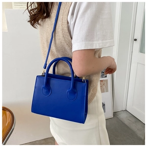 Vue détaillée du sac à main bleu Klein en cuir PU avec double poignée et bandoulière