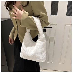 Détail de la texture en fourrure blanche et de l'anse de ce sac à main doux pour l'hiver