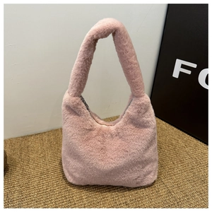 Détail du sac hobo en peluche rose avec texture douce en fausse fourrure et zip