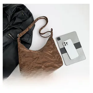 Vue de dessus d'un sac hobo en cuir plissé marron avec une finition texturée brillante