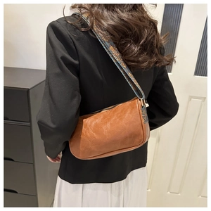 Braune Vintage-Satteltasche aus Kunstleder mit bunt gemustertem Jacquard-Schultergurt
