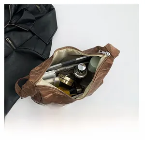 Vue détaillée d'un sac cabas marron montrant sa grande capacité pour les objets du quotidien