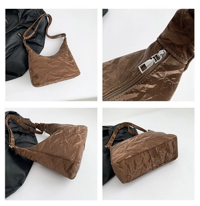 Détails du sac à bandoulière marron plissé avec bandoulière réglable et zip en métal argenté