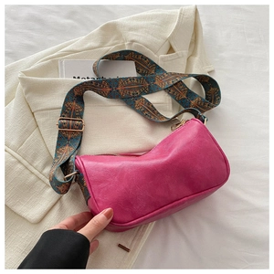 Fuchsiafarbene PU-Ledertasche mit gewebtem Schultergurt im Vintage-Ethno-Muster