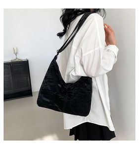 Grand sac cabas noir chic avec texture mate porté par un mannequin en style minimaliste