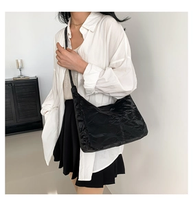 Sac fourre-tout noir à texture plissée minimaliste offrant une grande capacité de rangement