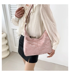 Sac fourre-tout rose plissé en cuir brillant avec détails de fine bandoulière chic