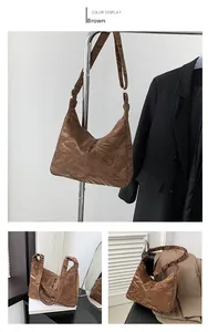 Vues détaillées d'un sac cabas plissé marron avec tissu métallisé brillant en forme de lune