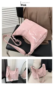 Vue détaillée du sac à bandoulière en cuir texturé rose avec motif marbré élégant
