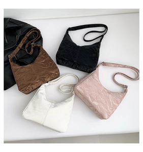 Détails des sacs hobo plissés en similicuir brillant avec bandoulières réglables