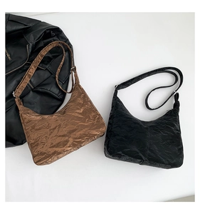 Détail des sacs portés épaule hobo avec texture froissée unique et design demi-lune