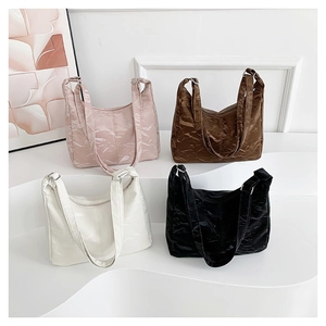 Sacs cabas minimalistes en similicuir plissé en rose, marron, blanc et noir élégants