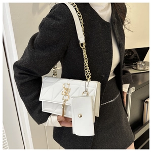 Sac bandoulière matelassé blanc avec logo S doré, pompon et bandoulière en chaîne