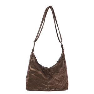 Sac hobo marron café minimaliste avec texture froissée et bandoulière réglable
