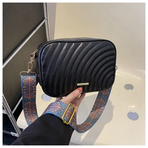 Sac caméra matelassé noir minimaliste avec une bandoulière tissée colorée