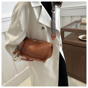 Sac à bandoulière en cuir PU caramel à la mode avec une large sangle de style bohème vintage
