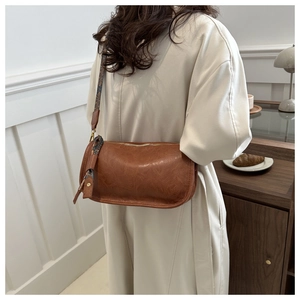 Sac bandoulière vintage marron en cuir PU plissé de forme cylindrique avec sangle imprimée