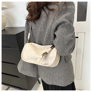 Détail d'un sac bandoulière en cuir PU blanc cassé avec large bandoulière de style ethnique