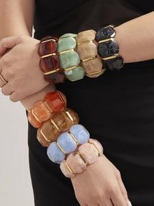 Bracelets manchettes en résine à textures marbrées et entretoises en métal doré