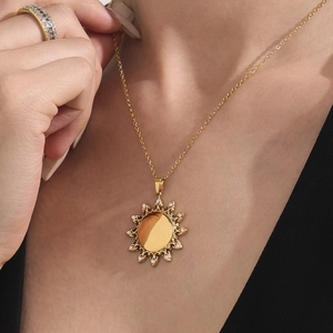 Gouden zonnebloem hanger ketting en fonkelende ring set voor dames op model hals