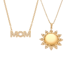 Gouden MOM-letter en zonnebloem hangers met zirkonia steentjes aan fijne schakelkettingen