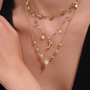 Collana a tre strati dorata con ciondoli a stella e luna, perle e zirconi scintillanti