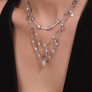 Collana multistrato d'argento con ciondoli a stella e luna indossata da una modella