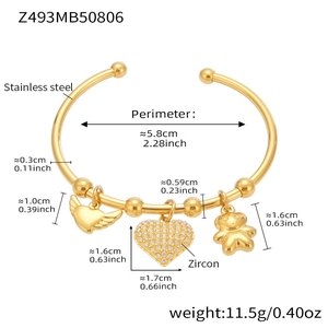 Détail du bracelet en acier inoxydable plaqué or 18 carats avec cœurs en zircon et ours