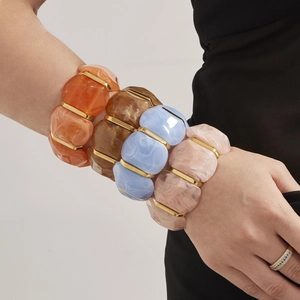 Bracelet large élastique en résine à texture marbrée et entretoises dorées chic