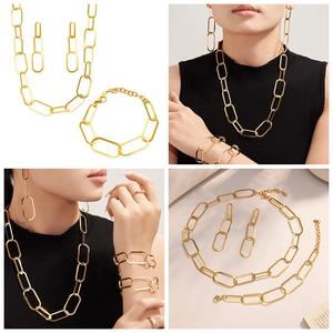 Détails d'une parure de bijoux dorée 18 carats avec collier à maillons rectangulaires