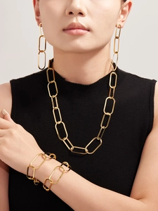 Détail d'un ensemble collier, boucles d'oreilles et bracelet à gros maillons plaqué or 18k