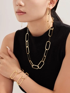 Vue détaillée de l'ensemble de bijoux minimaliste plaqué or 18 carats avec collier