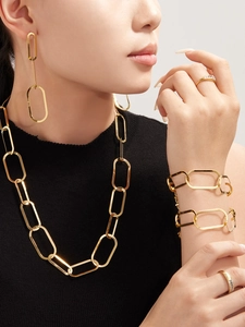 Vue détaillée de l'ensemble de bijoux dorés 18 carats avec collier et bague perle
