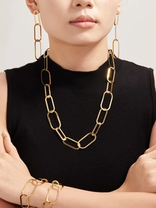 Détail d'un ensemble de bijoux à maillons trombone dorés 18 carats avec collier et boucles