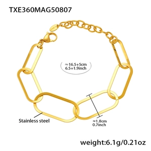 Détail du bracelet chaîne en acier inoxydable plaqué or 18k avec fermoir homard et tag