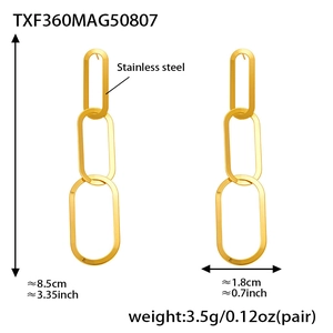 Détail de longues boucles d'oreilles chaînes à maillons ovales dorées à l'or 18 carats